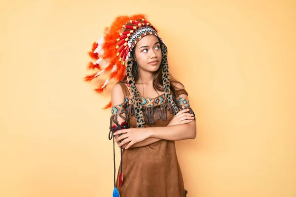 Jovem Bela Menina Latina Vestindo Traje Indiano Olhando Para Lado — Fotografia de Stock