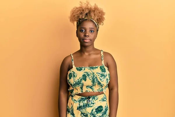 Молодая Африканская Женщина Афроволосами Летнем Платье Расслаблена Серьезным Выражением Лица — стоковое фото