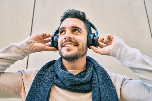 Giovane Uomo Ispanico Sorridente Felice Ascoltare Musica Utilizzando Cuffie Città — Foto Stock