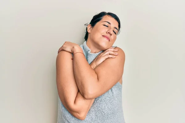 Más Tamaño Morena Mujer Con Ropa Casual Abrazándose Mismo Feliz — Foto de Stock