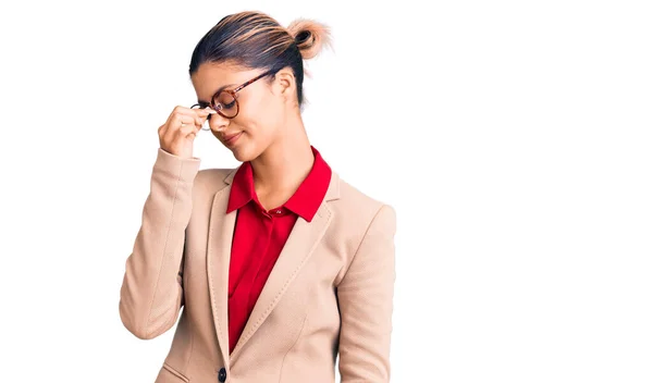 Junge Schöne Frau Mit Businesshemd Und Brille Reibt Sich Müde — Stockfoto