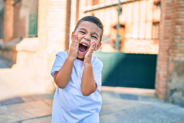 Adorável Menino Hispânico Com Mãos Rosto Sorrindo Feliz Para Cidade — Fotografia de Stock