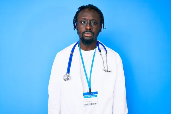 Jovem Afro Americano Com Tranças Vestindo Estetoscópio Médico Pass Com — Fotografia de Stock
