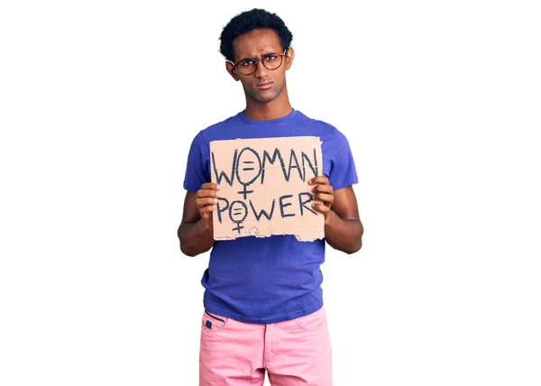 Africano Bello Uomo Holding Donna Potere Banner Pensiero Atteggiamento Sobrio — Foto Stock