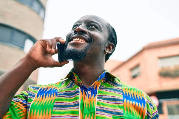 Молодой Африканский Американец Разговаривает Смартфону Стоя Улице Города — стоковое фото