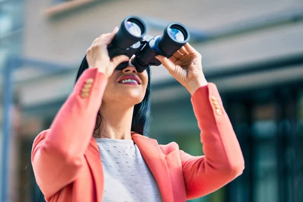 Joven Mujer Negocios Hermosa Sonriendo Feliz Busca Nuevas Oportunidades Utilizando — Foto de Stock