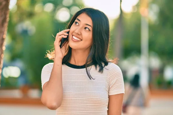 Junge Hispanische Frau Lächelt Fröhlich Auf Dem Smartphone Der Stadt — Stockfoto