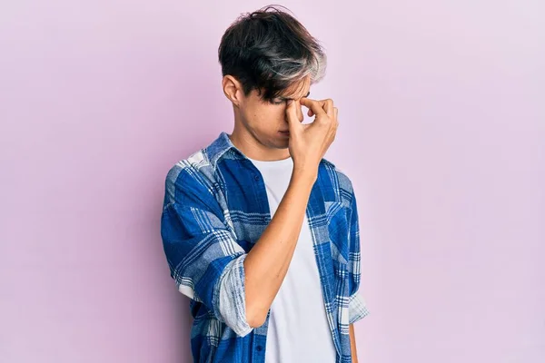 Bărbat Hispanic Tânăr Purtând Haine Ocazionale Obosit Frecarea Nasului Ochilor — Fotografie, imagine de stoc
