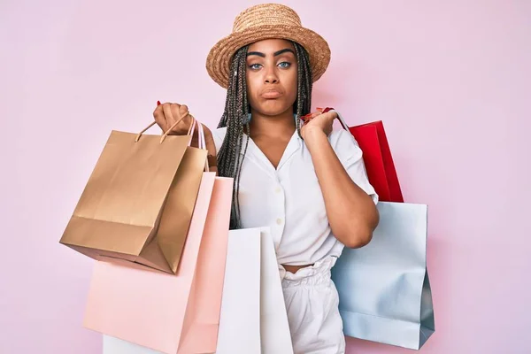 Junge Afrikanisch Amerikanische Frau Mit Zöpfen Die Deprimiert Einkaufstüten Der — Stockfoto