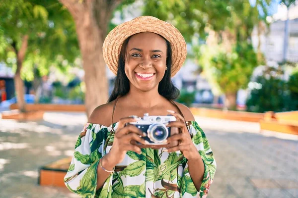 Mladý Africký Americký Turista Žena Dovolené Úsměvem Šťastný Pomocí Vintage — Stock fotografie