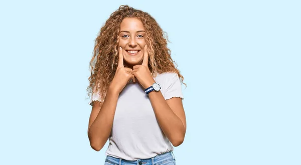 Belle Adolescente Caucasienne Portant Shirt Blanc Décontracté Souriant Avec Bouche — Photo