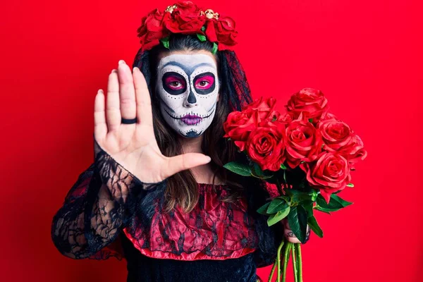 Mujer Joven Vistiendo Día Del Disfraz Muerto Sosteniendo Flores Con — Foto de Stock