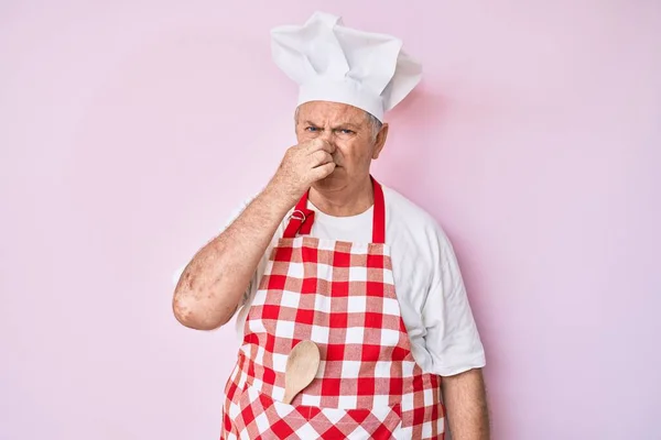 Uomo Anziano Dai Capelli Grigi Che Indossa Grembiule Forno Professionale — Foto Stock