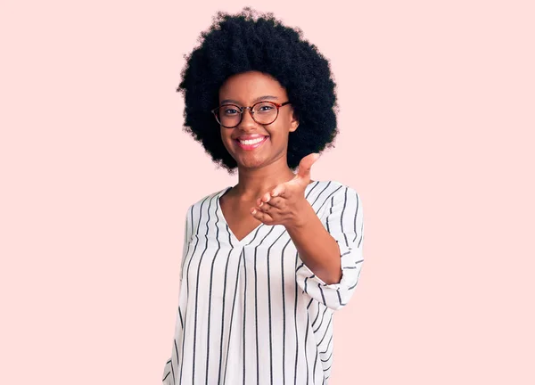 Junge Afrikanisch Amerikanische Frau Lässiger Kleidung Und Brille Lächelt Freundlich — Stockfoto