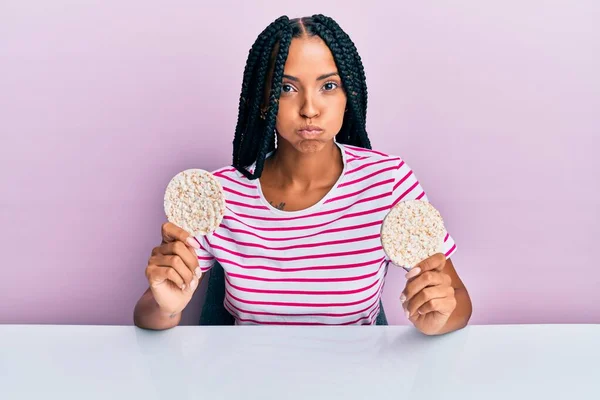 Mooie Latijns Amerikaanse Vrouw Die Gezonde Rijstcrackers Eet Wangen Puft — Stockfoto