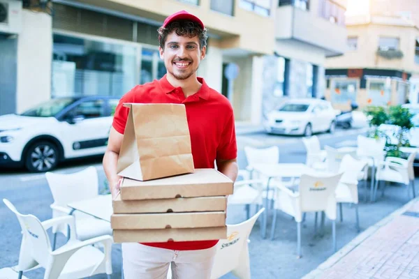 Jovem Homem Entrega Caucasiano Sorrindo Feliz Segurando Tirar Pizza Papelão — Fotografia de Stock