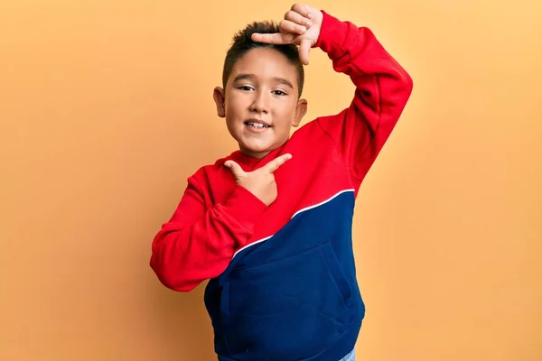 Liten Pojke Latinamerikansk Unge Bär Casual Sweatshirt Leende Gör Ram — Stockfoto