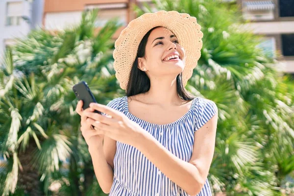Jovem Menina Turística Latina Férias Sorrindo Feliz Usando Smartphone Cidade — Fotografia de Stock