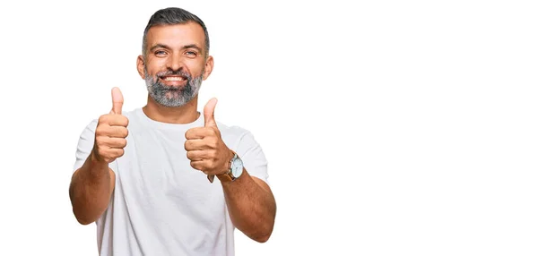 Middelbare Leeftijd Knappe Man Draagt Casual Witte Tshirt Succes Teken — Stockfoto