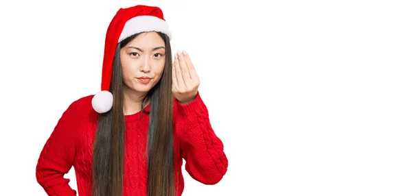 Jovem Chinesa Usando Chapéu Natal Fazendo Gesto Italiano Com Mão — Fotografia de Stock