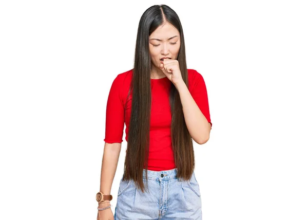 Mujer Joven China Que Usa Ropa Casual Sintiéndose Mal Tosiendo — Foto de Stock