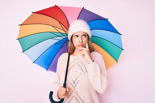 Young Brunette Woman Colorful Umbrella Serious Face Thinking Question Hand — Stock Photo, Image