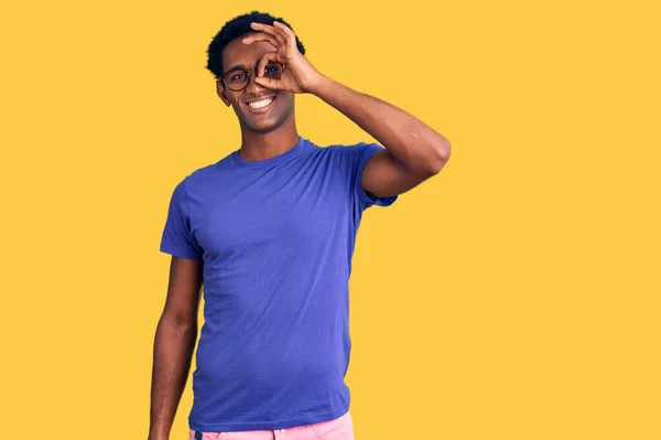 Afrikansk Stilig Man Klädd Avslappnade Kläder Och Glasögon Gör Gest — Stockfoto