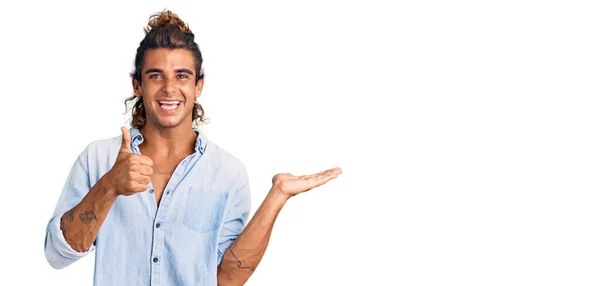 Young Hispanic Man Wearing Summer Style Showing Palm Hand Doing — Stock Photo, Image