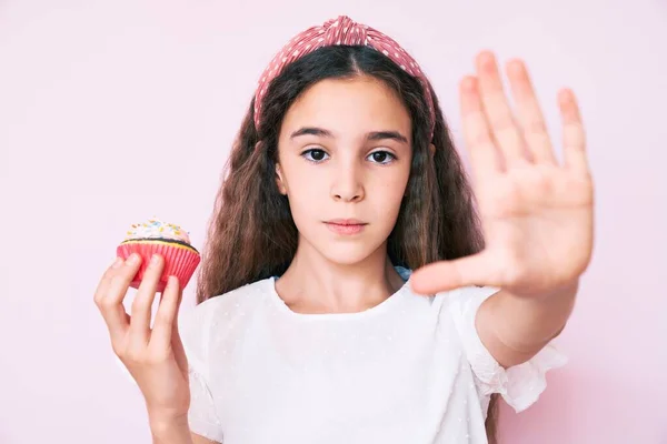 Tatlı Spanyol Çocuk Elinde Kek Tutarken Eli Açık Dur Işareti — Stok fotoğraf