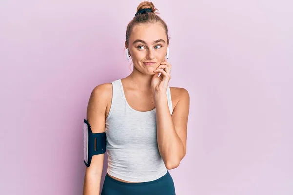 Vacker Blond Sport Kvinna Bär Armband Och Hörlurar Tänkande Koncentrerad — Stockfoto