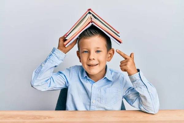 Adorable Niño Caucásico Sosteniendo Libro Cabeza Sonriendo Feliz Señalando Con — Foto de Stock
