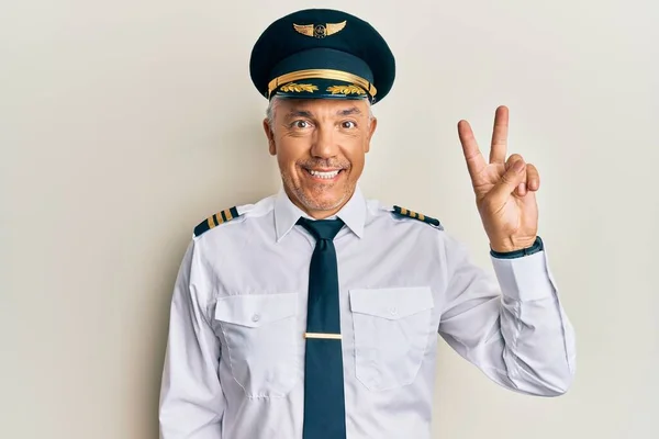 Fešák Středního Věku Dospělý Muž Sobě Letadlo Pilot Uniforma Ukazující — Stock fotografie