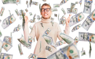 Balıkçı yaka kazak ve gözlük takan güzel sarışın kadın umut ve gözler kapalı gülümseyerek el sallıyor. Şans ve batıl inançlar.