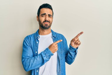 Sakallı, sakallı genç bir adam kameraya bakıp öpüşürken sevimli ve seksi oluyor. aşk ifadesi. 