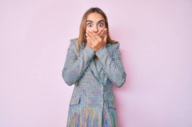 İş ceketi giyen genç, sarışın bir kadın ağzını yanlışlıkla ellerle kapatırken şok oldu. gizli kavram. 