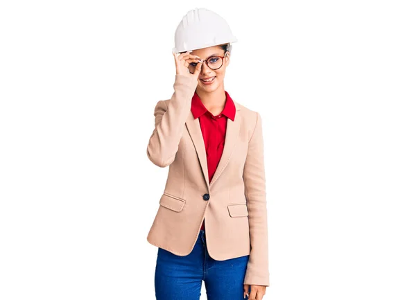 Junge Schöne Frau Trägt Architekt Hardhat Lächelnd Glücklich Tun Zeichen — Stockfoto