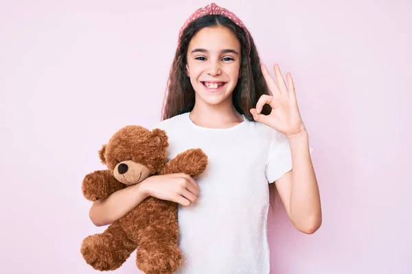 Schattig Hispanic Kind Meisje Houden Teddy Beer Doet Teken Met — Stockfoto