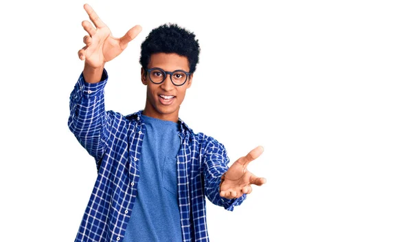 Ung Afrikansk Amerikan Man Bär Casual Kläder Och Glasögon Tittar — Stockfoto