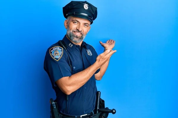 Medelålders Stilig Man Klädd Polisuniform Inbjudande Att Komma Leende Naturligt — Stockfoto