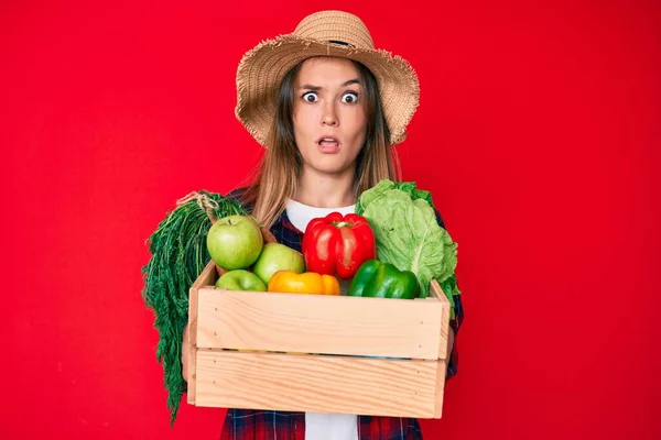 Schöne Kaukasische Frau Mit Bauernmütze Gemüse Schockgesicht Skeptisch Und Sarkastisch — Stockfoto