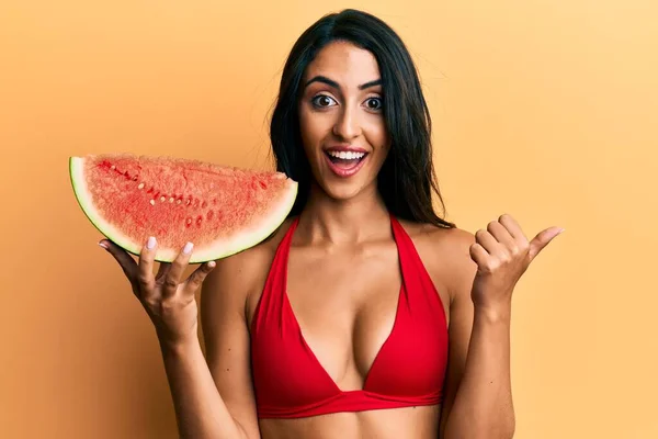 Vacker Latinamerikansk Kvinna Som Bär Bikini Ätande Vattenmelon Pekande Tumme — Stockfoto