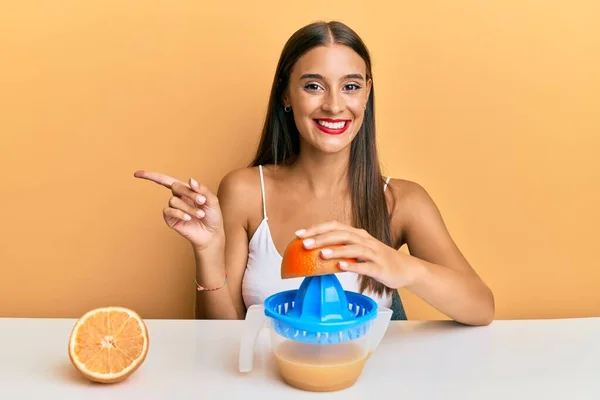 Junge Hispanische Frau Sitzt Auf Dem Tisch Mit Saftpresse Und — Stockfoto