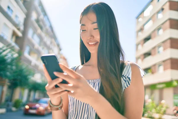 Giovane Donna Cinese Sorridente Felice Utilizzando Smartphone Strada Della Città — Foto Stock