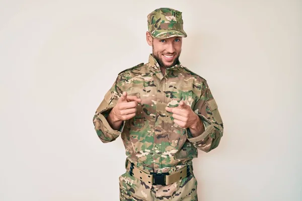 Jeune Homme Caucasien Portant Uniforme Camouflage Armée Pointant Les Doigts — Photo