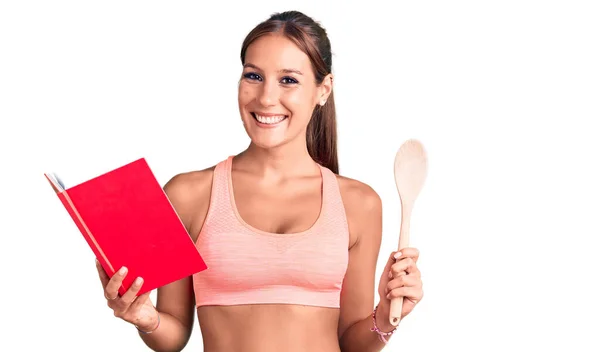 Ung Vacker Latinamerikansk Kvinna Bär Gym Kläder Läsa Matlagning Recept — Stockfoto