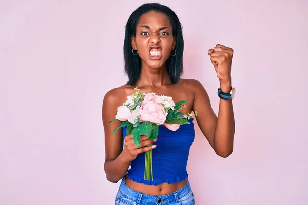 Jeune Femme Afro Américaine Tenant Des Fleurs Agacées Frustrées Criant — Photo