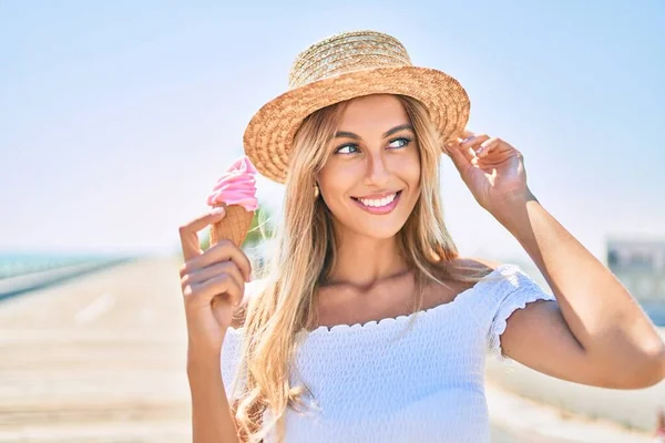 Junge Blonde Touristenmädchen Lächeln Glücklich Eis Essen Der Promenade — Stockfoto