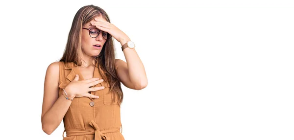 Ung Vacker Blond Kvinna Bär Casual Kläder Och Glasögon Vidrör — Stockfoto