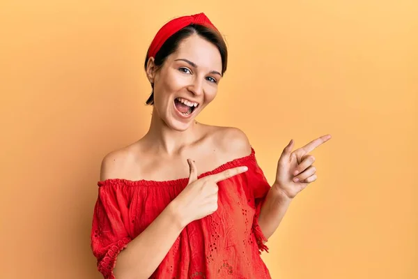 Joven Morena Con Pelo Corto Vistiendo Ropa Casual Sonriendo Mirando —  Fotos de Stock