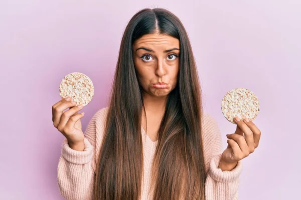 Hermosa Mujer Hispana Comiendo Galletas Saludables Arroz Deprimida Preocupada Por —  Fotos de Stock